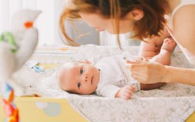 Как поменять малышу подгузник?