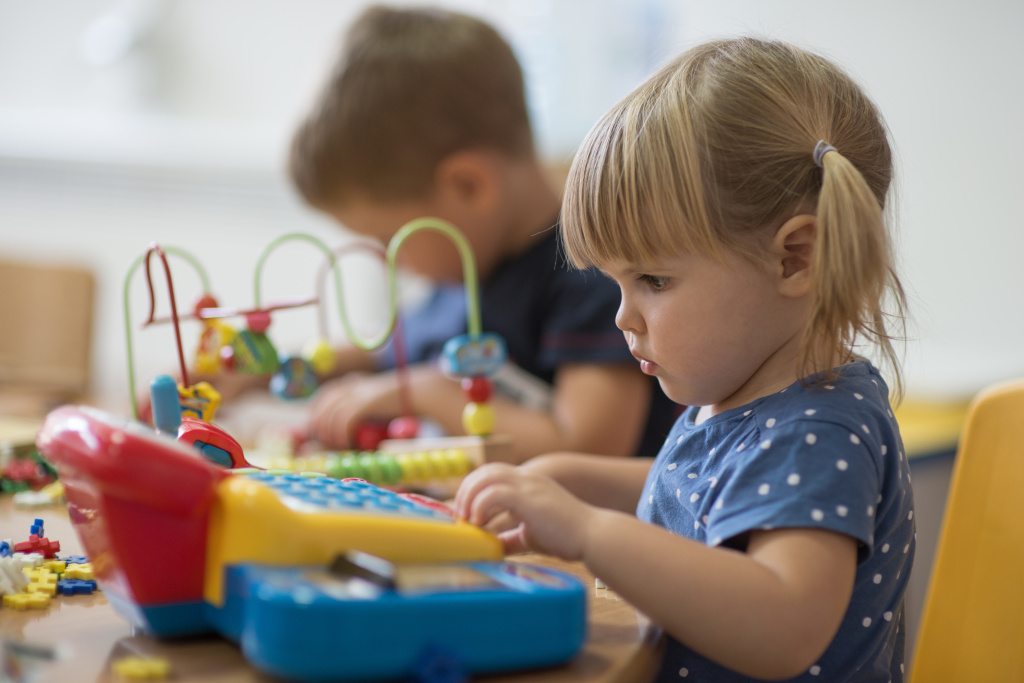 shutterstock_747301111.jpg Как подготовить ребенка к детскому саду