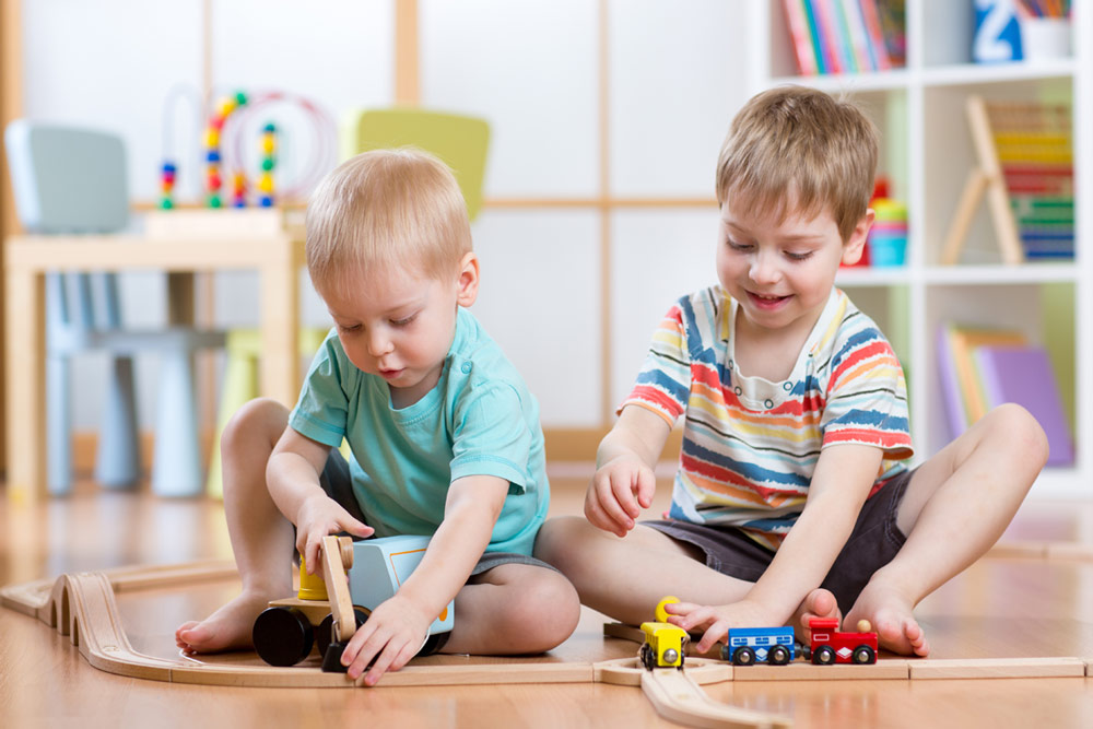 дети 3-4 лет вместе играют дети 3-4 лет вместе играют