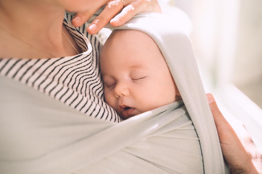shutterstock_2138287243.jpg зачем нужна переноска для ребенка