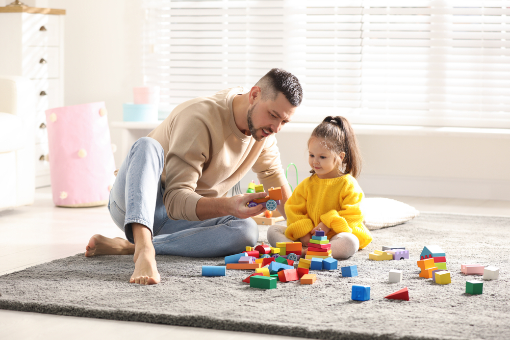 shutterstock_1678991752.jpg отношения ребенка и нового папы
