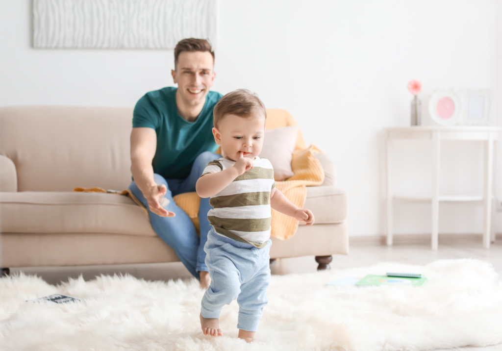 shutterstock_1063874417.jpg что умеет ребенок в 1 год