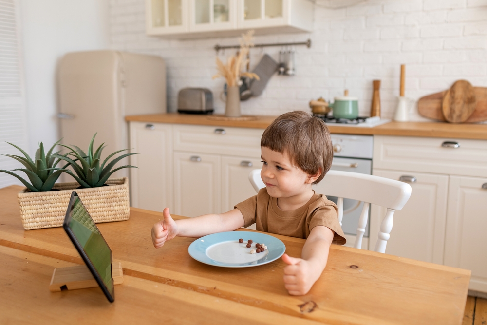 shutterstock_2045304710.jpg как долго ребенку можно сидеть в планшете